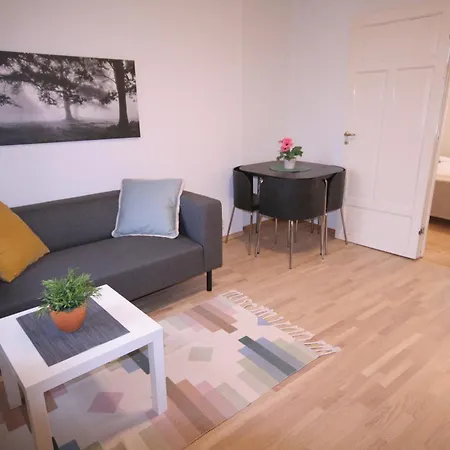 Super Cozy 3-bedroom In Picturesque Neigborhood Apartment